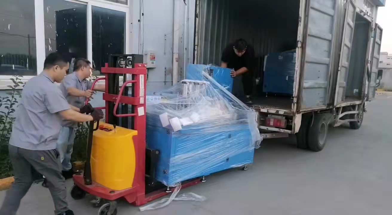 中秋假期第一天，我司一次性發(fā)貨兩臺全自動切鋁機